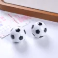 Dettaglio ravvicinato di statuette di calcio in resina 3D per decorazioni e accessori - Nero