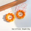 Dettaglio ravvicinato della consistenza dei ciondoli a forma di pane in resina per fai da te - 3.2x3.2cm / Pizza Girasole Francese