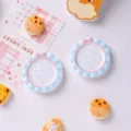 Vue détaillée de mini assiettes à pois bleus et nœuds roses pour maison de poupée - Bleu à Pois