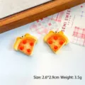 Dettaglio ravvicinato dell'accessorio in resina a forma di pizza con orecchie di orso - 2.6x2.9cm / Pizza Orso (Mela)