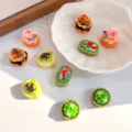 Vue macro détaillée de divers modèles de mini gâteaux et desserts en résine colorés DIY - Couleurs Mélangées