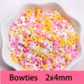 Nahaufnahme von bunten Mini-Polymer-Clay-Schleifen-Scheiben für Nagelkunst DIY - Mehrfarbige Schleife