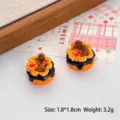 Gros plan de breloques de gâteau miniatures en résine pour maison de poupée - Tartelette Croustillante au Chocolat