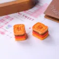 Vue détaillée de deux figurines de pain de sandwich en résine miniature pour maison de poupée. - Ensemble deux pièces / Charred Beef Sandwich Toast
