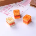 Vue détaillée de trois morceaux de pain de mie miniatures en résine pour maison de poupée - Combinaison de Trois Styles / Multicolore