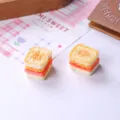 Gros plan de figurines miniatures de pain de mie en résine pour maison de poupée - Ensemble deux pièces / Creamy Luncheon Meat Sandwich Toast