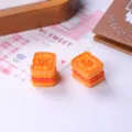 Gros plan de modèles miniatures de sandwichs en résine pour la décoration de maisons de poupées - Ensemble deux pièces / Charred Chicken Tomato Sandwich Toast