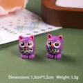 Detailansicht von zwei violetten Miniatur-Eulenfiguren aus Harz für Bonsais - Lila Eule