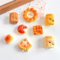 Primo piano di vari accessori in resina per pane in miniatura per il fai-da-te. - Colori Misti