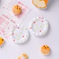 Vue détaillée de mini-assiettes à pois colorés et nœuds roses pour maisons de poupées - Points Colorés
