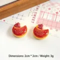 Dettaglio macro di accessorio per pane in resina con incisione di gatto carino - 2x2cm / Panino Ai Fagioli Rossi Gatto