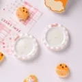 Gros plan d'assiettes miniatures en résine pour maison de poupée avec nœuds roses - Light yellow bottom + pink bow