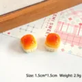 Dettaglio macro di ciondoli realistici in resina a forma di pane francese per il fai da te - 1.5x1.5cm / Chiffon Al Formaggio