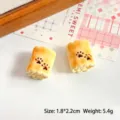 Dettaglio di accessori in resina a forma di pane in miniatura con stampe di zampe - 1,8x2,2cm / Rotolo Di Asciugamano Alla Crema