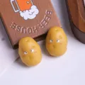 Gros plan de figurines de pommes de terre miniatures en résine avec des expressions tristes. - Expression Offensée