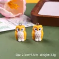 Detailansicht gelber Eulen-Anhänger aus Harz für Deko, Größe 2,3 x 1,5 cm - Gelbe Eule
