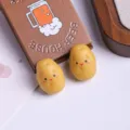 Gros plan de figurines de pommes de terre miniatures en résine avec des visages mignons - Expression souriante