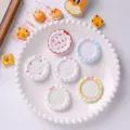 Assiettes miniatures en résine pour maison de poupée avec pois et nœuds colorés - Multicolore