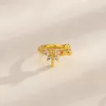 Κομψό χρυσό σκουλαρίκι ear cuff λιβελούλα με ροζ ζιργκόν για αυτιά χωρίς τρύπες - Λιβελούλα / Χρυσό