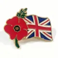 Gedetailleerde weergave van een emaille speld met een rode klaproos en Britse vlag - Rode Mohnbloem Union Jack Stijl