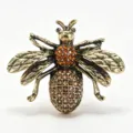 Vista de un broche de abeja de metal vintage con diamantes de imitación naranjas y marrones - 橙棕蜜蜂
