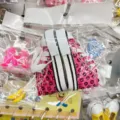 Λεπτομερής προβολή ροζ πάνινα παπούτσια κούκλας με πούλιες σε πλαστική συσκευασία - 7.8*3.5*4CM / Τριανταφυλλί με Χρυσόσκονη