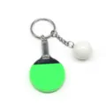Gedetailleerde weergave van een mini groene pingpongbatje sleutelhanger met wit balletje - 6cm / Groen