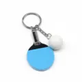 Gedetailleerd beeld van een mini blauwe tafeltennisbatje en bal aan een zilveren sleutelhanger - 6cm / Blauw