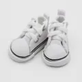 Gedetailleerd macro-beeld van 5 cm witte miniatuur canvas sneakers met veters voor poppen - 5cm / Wit