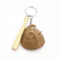 Detailopname van mini honkbalknuppel en bruine lederen handschoen sleutelhanger detail - Khaki