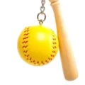 Detailopname van een gele softbal en mini houten knuppel aan een metalen sleutelhanger. - 3.5CM*7.5CM / Geheel Geel