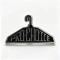 Detailansicht der 'PRO-CHOICE' Emaille-Kleiderbügel-Brosche in Schwarz und Silber - Kleiderbügelform (PRO-CHOICE) / Schwarz Silber Accessoire Stil