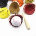 Detailopname van een miniatuur honkbalset inclusief handschoen, bal en houten knuppel - 3.5CM *7.5CM / Rode Zwarte Band