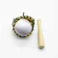 Gedetailleerd overzicht van mini-honkbalset inclusief bal, handschoen en knuppel - 3.5CM *7.5CM / Gele Zwarte Band