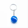Macro weergave van een 2cm blauwe tennisbal sleutelhanger met metalen ring en vilt - 2cm / Saffierblauw