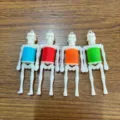 Detailansicht von vier bunten elastischen Skelett-Anhängern für Halloween-Schlüsselanhänger - Feder Totenkopf Zubehör / 1 Stück / Mehrfarbig
