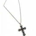 Collar con colgante de cruz gótica en plata antigua con grabados florales para hombre - Plateado