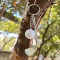 Detailweergave van creatieve mini-golfclub en bal sleutelhanger aan een boomtak - Golf Club (New White) / Wit