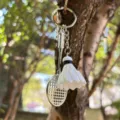 Close-up van een stijlvolle miniatuur badmintonracket sleutelhanger aan een boom - Badminton Racket (New White) / Wit