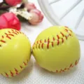Mini 3,5 cm gele softbal sleutelhanger hanger met realistische rode stiksels details - 3.5cm Maat / Geel