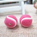 Detailansicht von rosa flauschigen Mini-Tennisball-Anhängern für Schlüsselanhänger - Tennisball mit Haken / Fuchsia