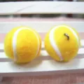 Nahaufnahme von gelben Mini-Tennisbällen als Anhänger für Schlüsselbund-Zubehör DIY - Tennisball mit Haken / Gelb