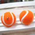 Detaillierte Ansicht von kleinen orangen Tennisball-Anhängern mit weicher Textur - Tennisball mit Haken / Orange