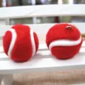 Detailansicht von roten Filz-Miniatur-Tennisball-Anhängern für Schlüsselanhänger - Tennisball mit Haken / Rot