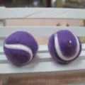 Detailaufnahme von violetten Filz-Mini-Tennisball-Anhängern für Schlüsselanhänger-Zubehör - Tennisball mit Haken / Lila