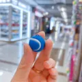 Detailansicht eines blauen Mini-Tennisball-Zubehörs für Schlüsselanhänger-Geschenke - Tennisball mit Haken / Saphirblau
