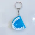Δημιουργικό μπρελόκ τεχνητής οδοντοστοιχίας από ρητίνη με μπλε βάση και λευκά δόντια - Μπρελόκ Μασέλα (Γαλάζιο Κούμπωμα) / 4.50cm / Ανοιχτό μπλε