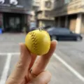 Μίνι κίτρινο μπρελόκ σόφτμπολ 3,5 cm με ρεαλιστικές κόκκινες λεπτομέρειες ραφής - 3.50 cm / Ανοιχτό κίτρινο
