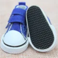 Detailansicht von 5cm blauen Canvas-Schuhen für Puppen mit rutschfester schwarzer Gummisohle - 5x2.5x3cm / Saphirblau