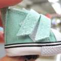 Detailansicht eines 5 cm minzgrünen Miniatur-Stoffschuhs mit Klettverschluss für Puppen - 5x2.5x3cm / Hellgrün